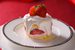 雪崩れるいちごのショートケーキ
