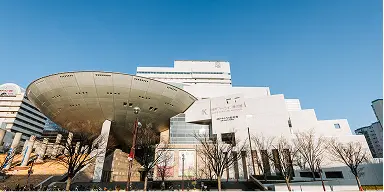 貝殻のような曲線的な屋根が特徴的な神戸ファッションプラザの外観。