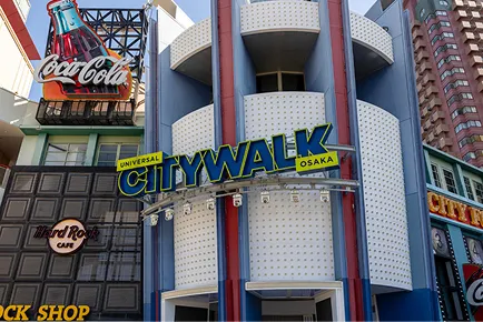 コカ・コーラやハードロックカフェの看板が並ぶ、ユニバーサル・シティウォーク大阪の建物外観。