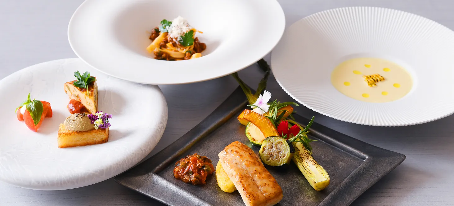 ポタージュスープ、魚のソテー、前菜などが並ぶ、上品なフルコース料理