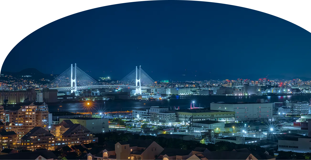ホテルの高層階から望む夜の六甲アイランド。ライトアップされた神戸大橋と、海沿いに広がる街の灯りが一面に輝く夜景。