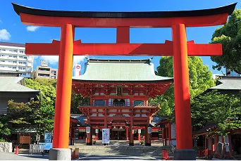 鮮やかな朱色の楼門と緑の木々に囲まれた生田神社