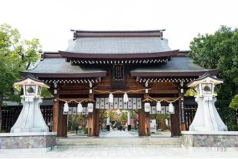 立派な石燈籠と重厚な本殿がたたずむ湊川神社の境内