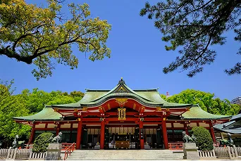 青空と緑に包まれた朱塗りが美しい西宮神社の社殿