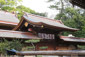 静けさに包まれた弓弦羽神社の木造本殿