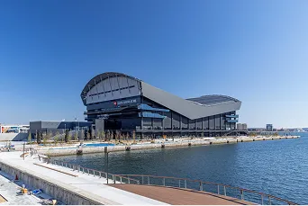 ウォーターフロントに建つモダンなGLION ARENA KOBEの外観