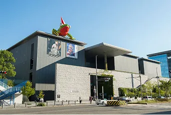 海の近くに建つ安藤忠雄設計のモダンな兵庫県立美術館の建物