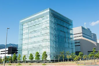 ガラス張りの近未来的な人と防災未来センターの外観