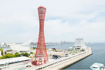 青空に映える赤い神戸ポートタワーの全身像