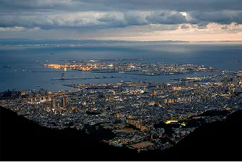 山頂から見下ろす輝く神戸の1000万ドルの夜景