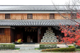 伝統的な瓦屋根と木造建築が印象的な酒蔵の外観