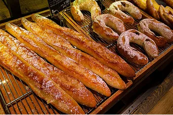 香ばしく焼き上げられたバゲットや数種類の焼き立てパン