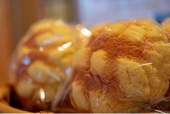 バスケットに盛られたバゲットやクロワッサンなどの多様なパン