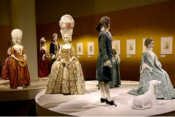 ドレスや歴史的衣裳が展示された神戸ファッション美術館の展示室