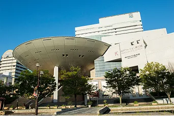 曲線を多用したモダンなインテリアの美術館アトリウム