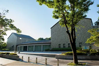 緑豊かな庭園に囲まれた小磯記念美術館のシックな建物