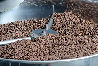 整然と並ぶ焙煎機器やコーヒー加工設備のある工場内部