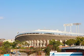 青々とした芝生フィールドとトラックを擁する広い陸上競技場