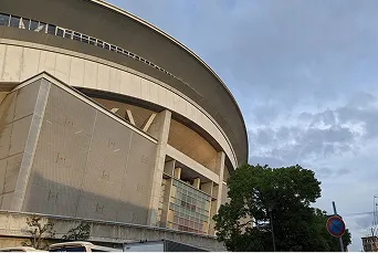 開閉式屋根を備えた迫力あるノエビアスタジアム神戸の全景
