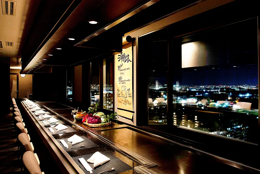 神戸の夜景を望む鉄板焼きカウンター席