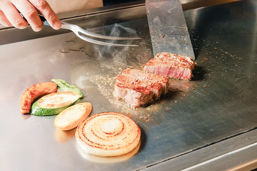鉄板で焼き上げるステーキ