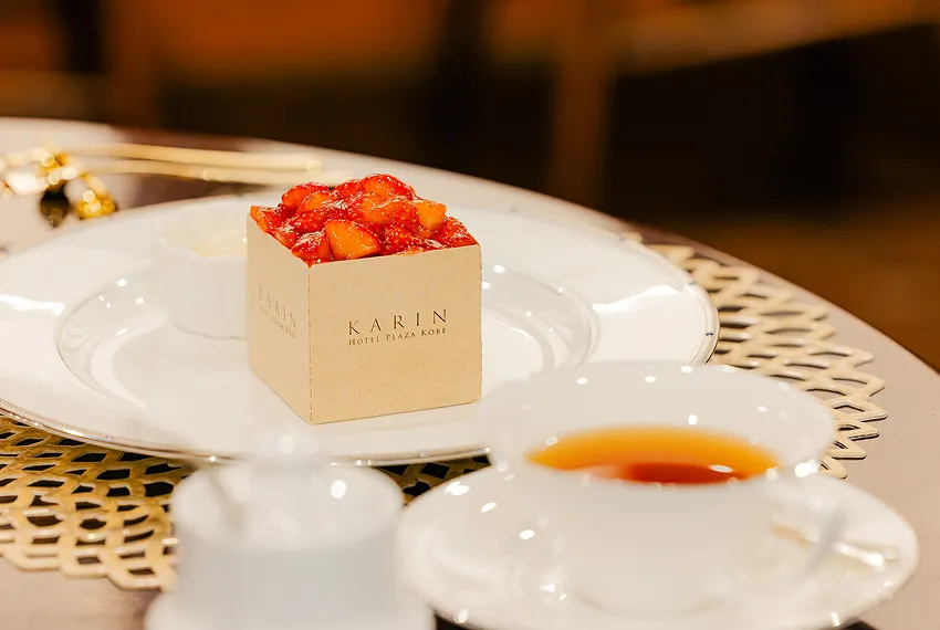 フルーツを飾った「KARIN」のデザートボックスと紅茶