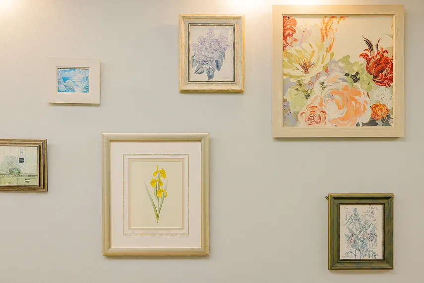 壁に飾られた花の絵画