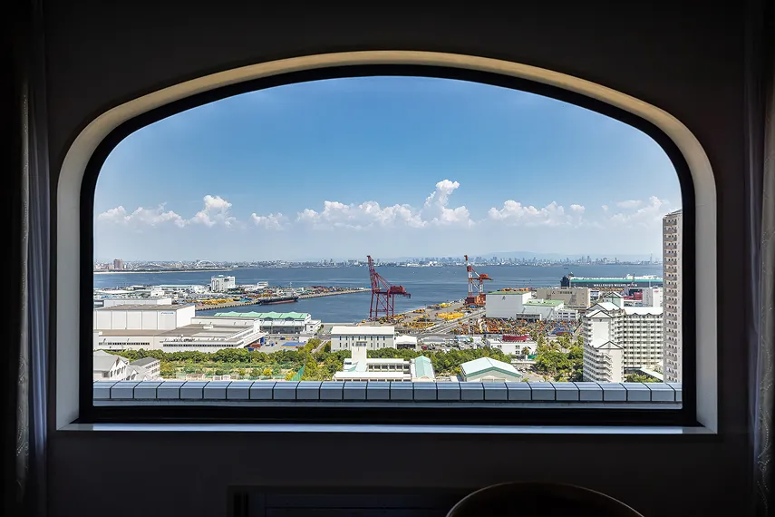 客室のアーチ窓から見える神戸港の景色