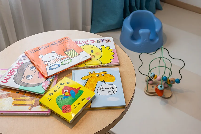 客室に用意された絵本とベビー用玩具