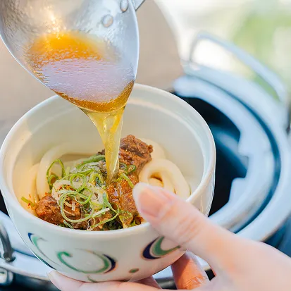 出汁を注ぐ神戸名物のぼっかけうどん