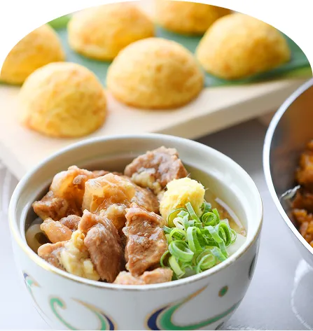 蒸したてのねじりパンと、生姜や青ねぎをのせただし汁が入った温かい丼が並ぶ、和洋の朝食を感じさせる一皿。