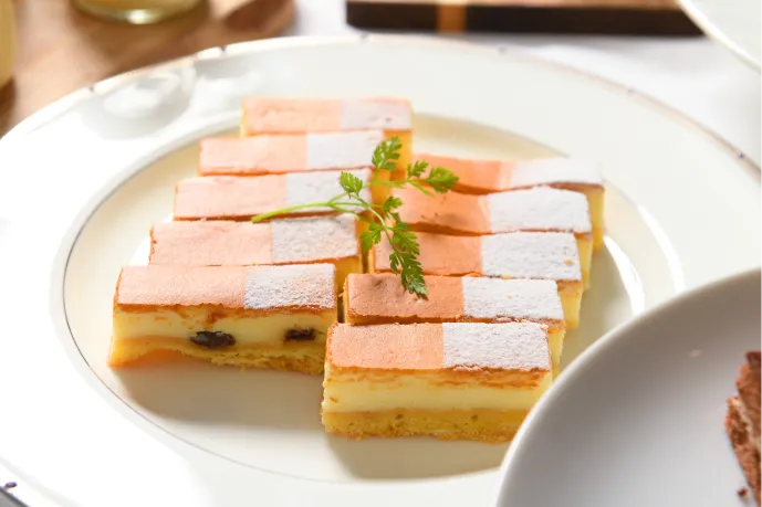 粉糖をまといサルタナレーズンが入ったベイクドチーズケーキ