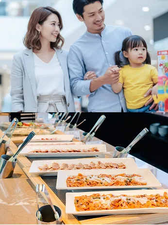 館内を仲良く歩く家族連れの様子（上）と、バイキング形式で並べられた料理の数々（下）。