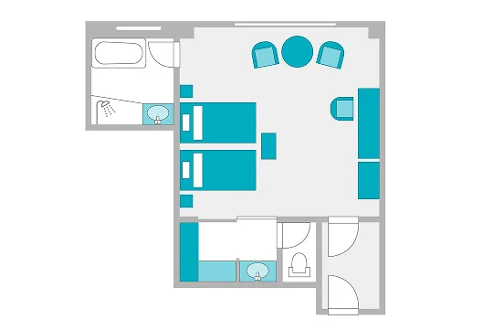 角部屋（コーナー客室）の間取り図。中央の広い居室にはシングルベッド2台、丸テーブルと椅子2脚、デスクが配置されている。左奥には独立した浴室（バスタブとシャワー）、手前側には独立した洗面台とトイレが配置されている。